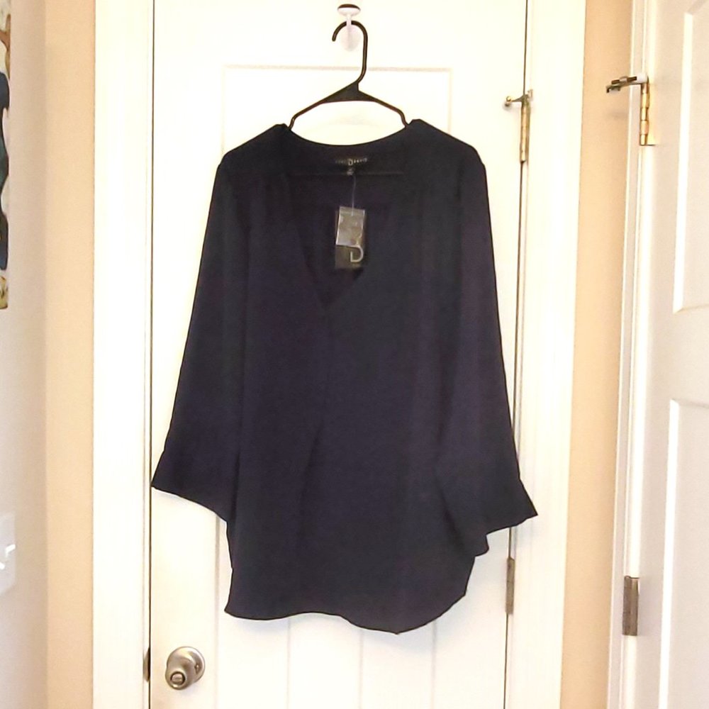 Fred David Blouse. NWT. 2x. 100% Polyester. Split cuff sleeve.
